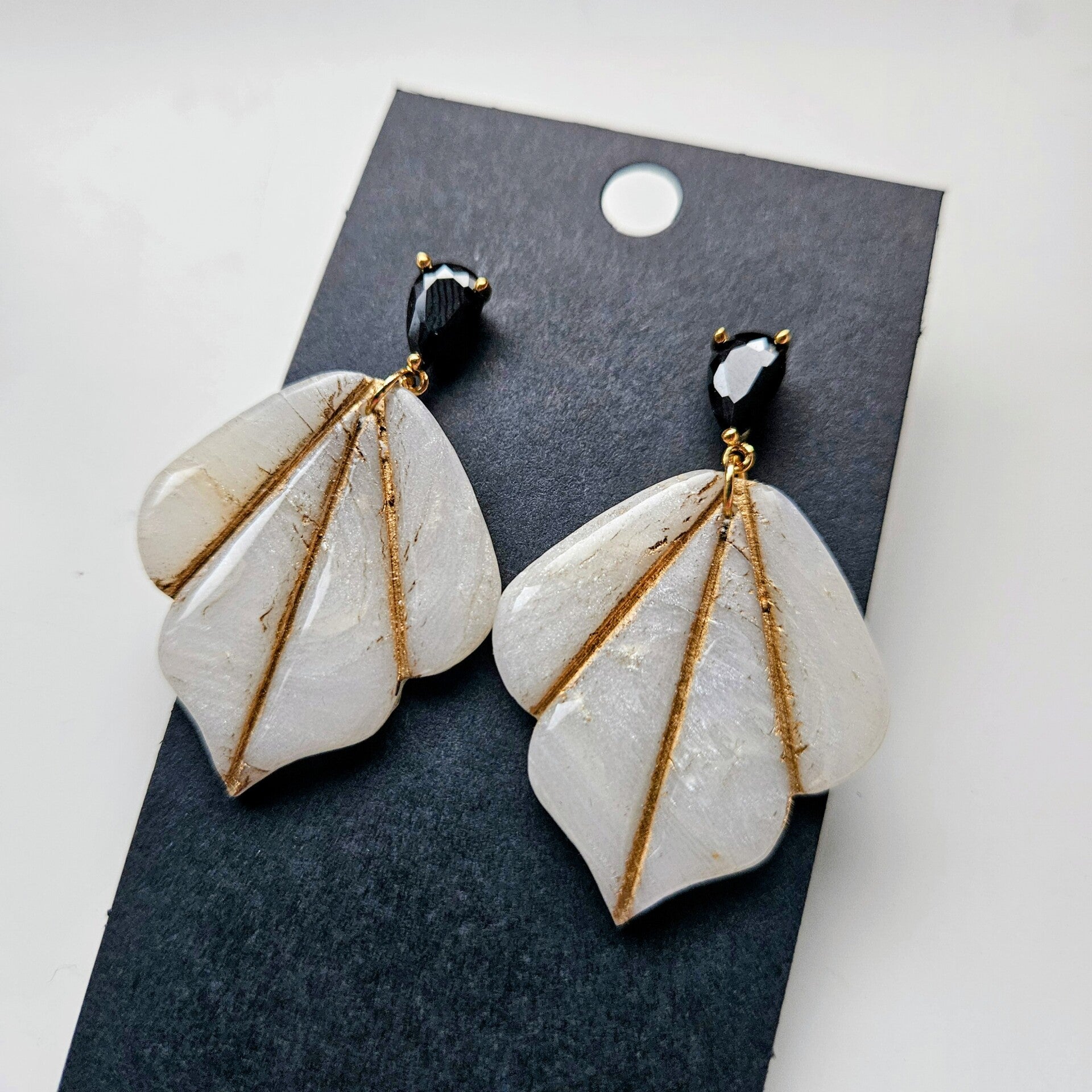 brede oorhangers art nouveau goudkleurige nerven (PMK MALOJA-champagne sorbet) (goudkleurige oorstekers met zwarte zirkoon)