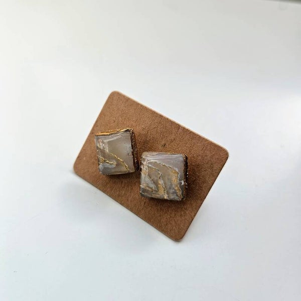 vierkante oorstudsM met goudkleurig randje (PMK MALOJA-snow&sunbeam) (goudkleurige RVS oorstekers)