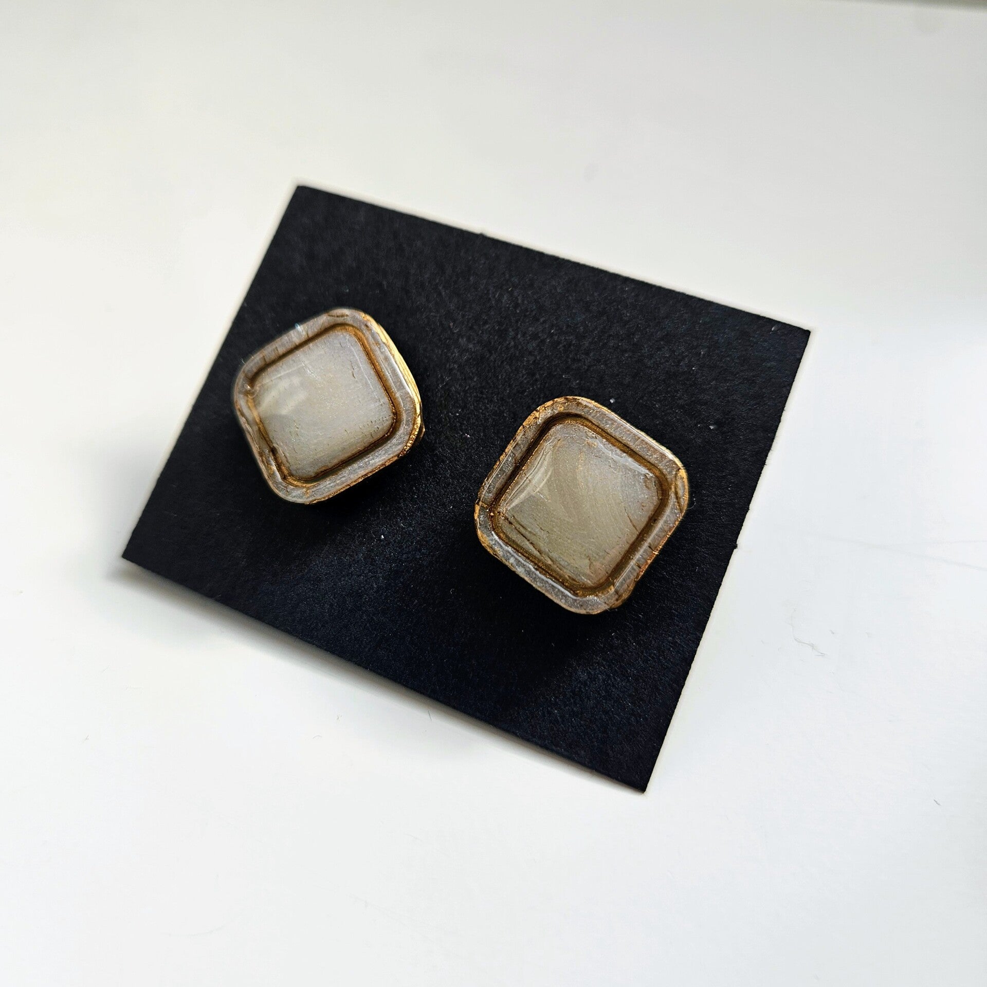 vierkante oorstuds L met goudkleurige groef (PMK MALOJA-champagne sorbet) (goudkleurige RVS oorstekers)