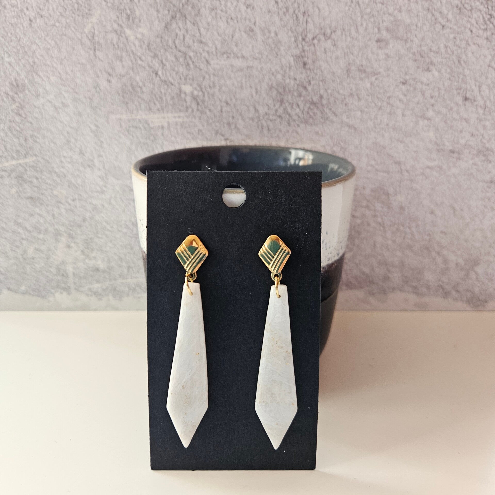 lange smalle oorhangers M met ruitvormige goudkleurige RVS stud - (PMK MALOJA-diamond dust)