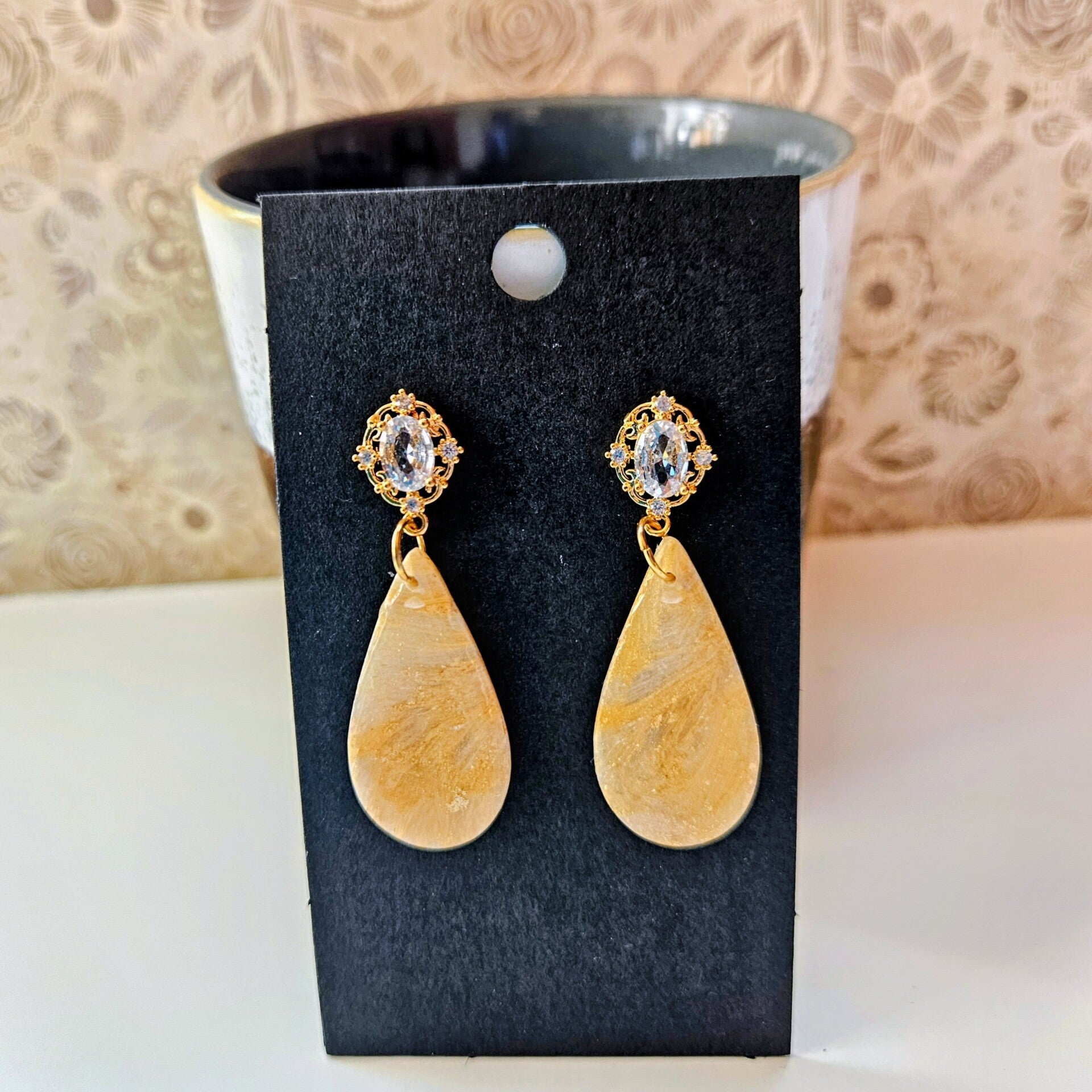 korte oorhangers druppel (PMK Luxor-2) met versierde oorsteker met grote zirkoon