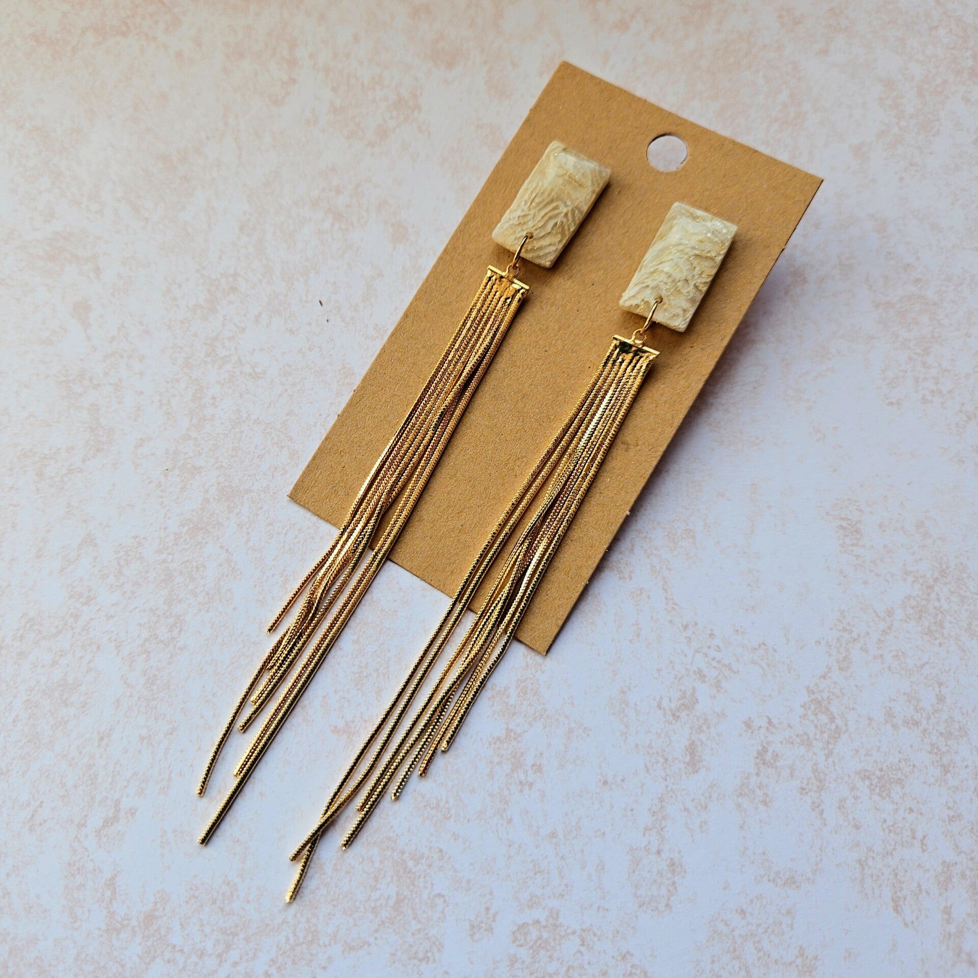 feestelijke en opvallende oorbellen, rechthoekige stud met brede en lange goudkleurige sliertjes (PMK Luxor - 3) (RVS oorstekers)