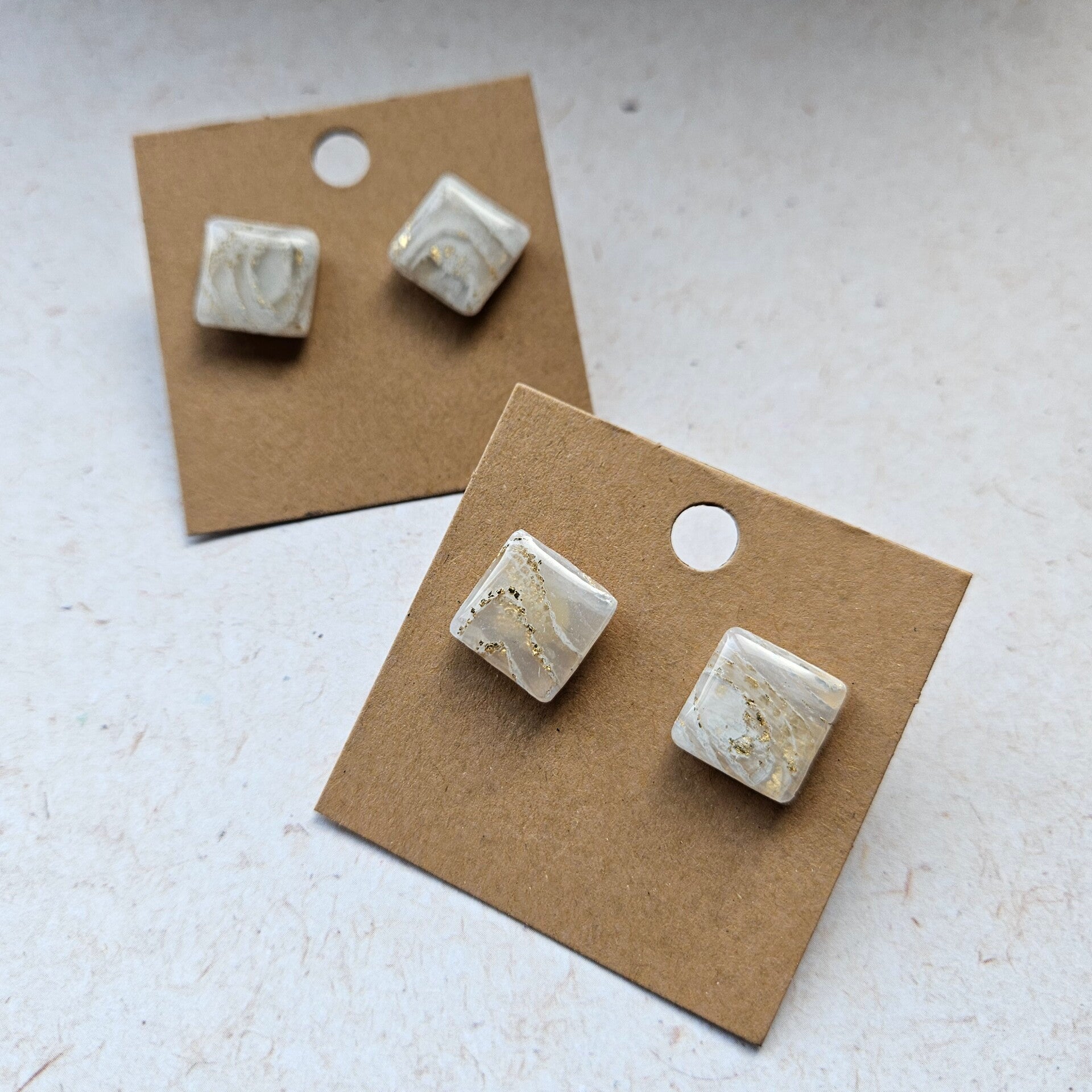 vierkante oorstuds L (PMK MALOJA-snow&sunbeam) (goudkleurige RVS oorstekers)