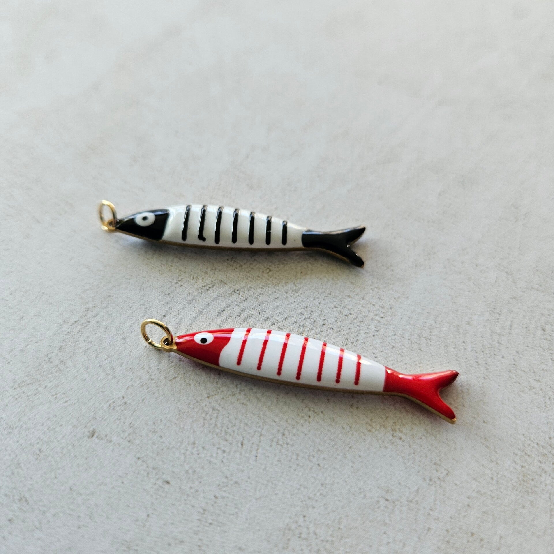 Mix&match emaillen bedel - L vis (sardientje met streepjes) RVS (goudkleurig) - per stuk