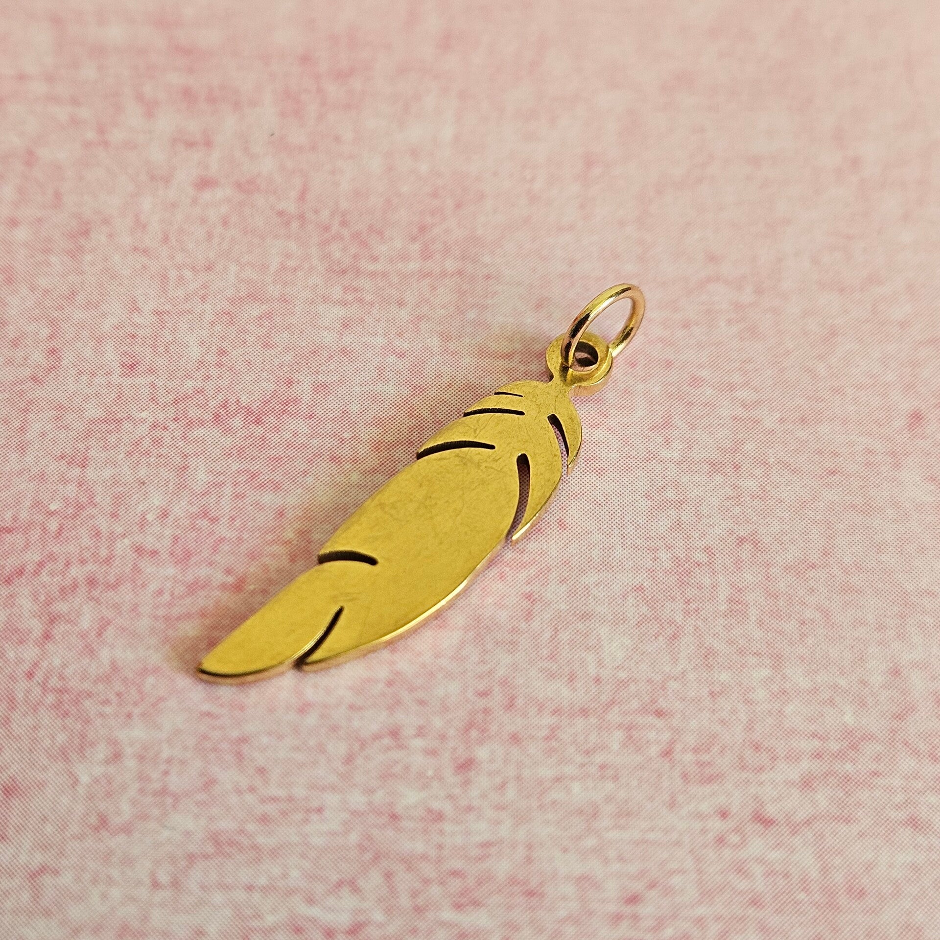 Mix&match roestvrijstalen bedeltje: M veer (goudkleur) - per stuk