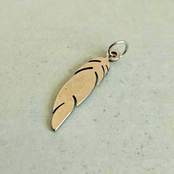 Mix&match roestvrijstalen bedeltje: M veer (goudkleur) - per stuk