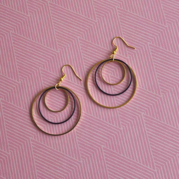 oorhangers Peggy 3 cirkels (2x goud, 1x zwart) in RVS - versie B