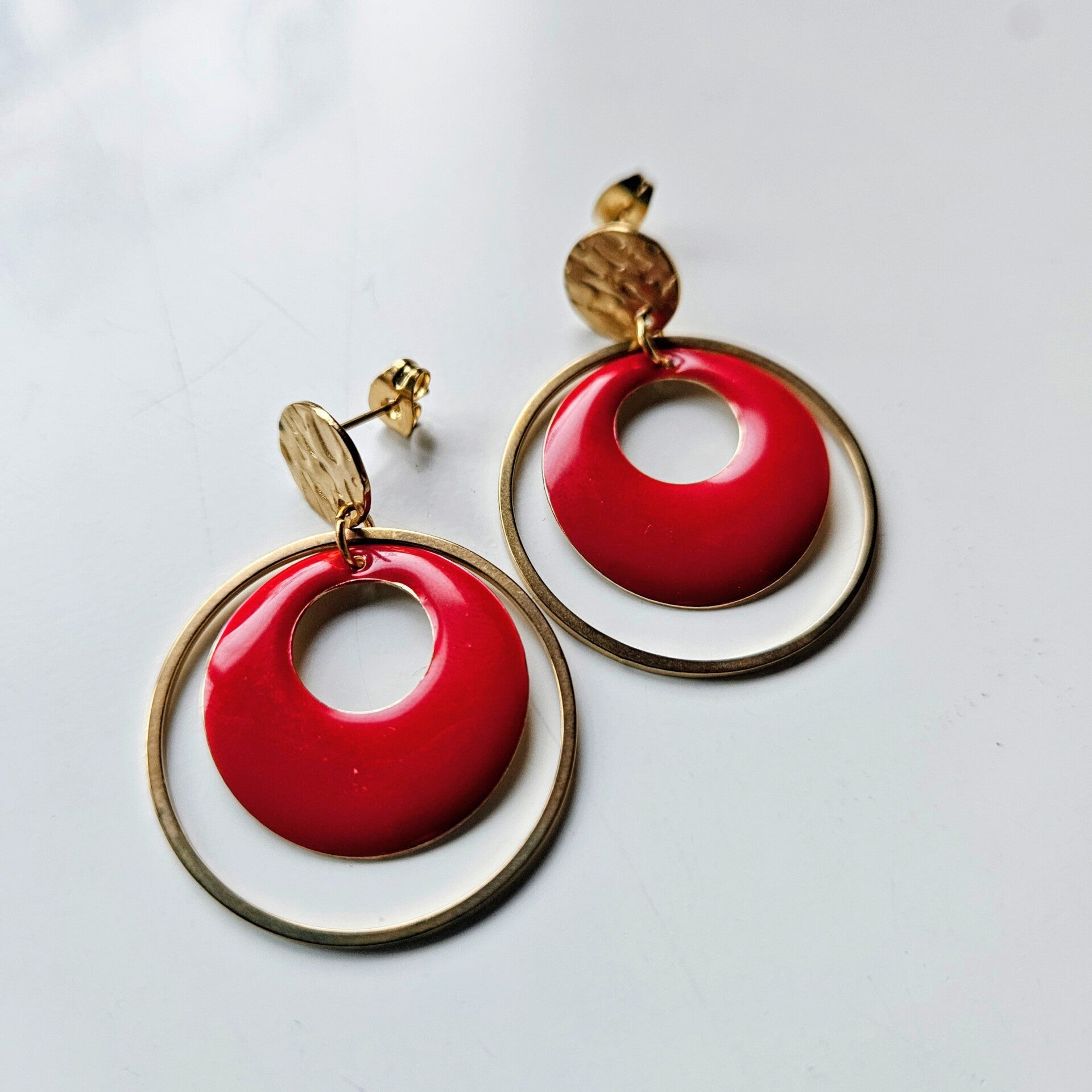 ronde donut oorhangers INGE Small met getextureerde ronde studs in RVS (email, messing, goud)