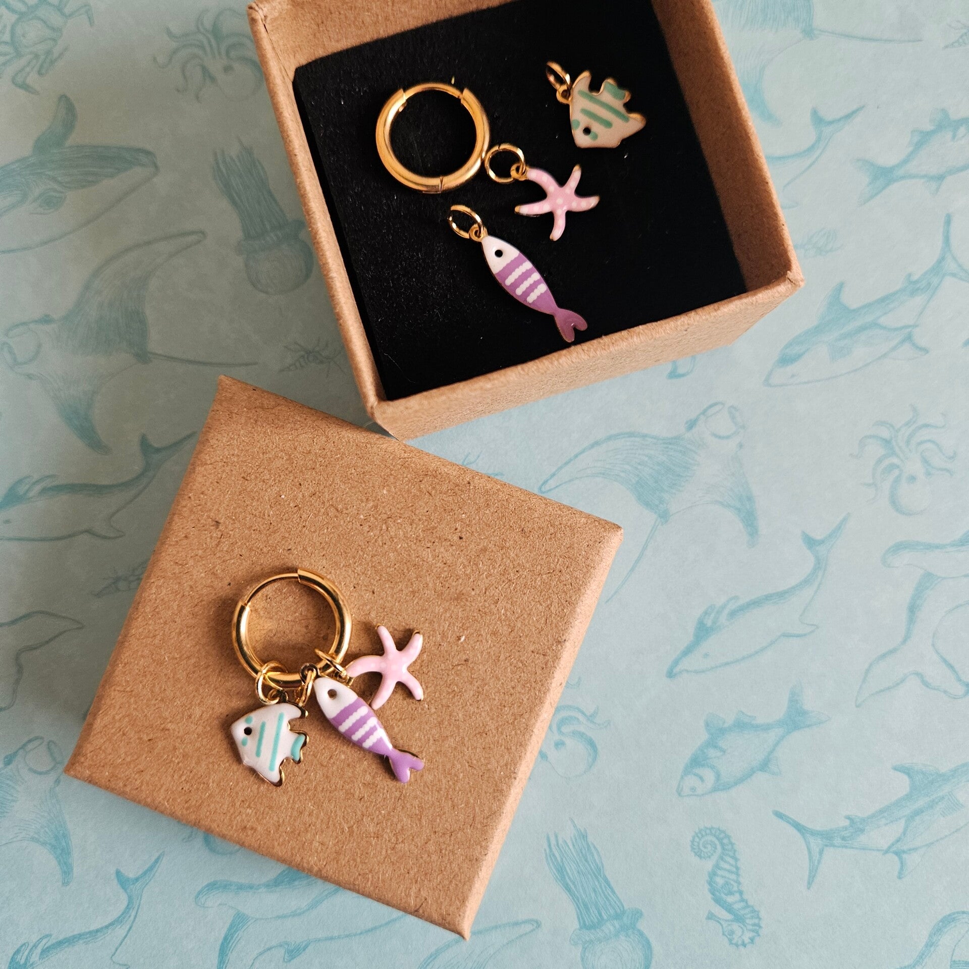 geschenkbox mix&match (C&J) - oorringen met 3 paar emaillen bedeltjes - SEA editie (pastel) (emaille-goud)