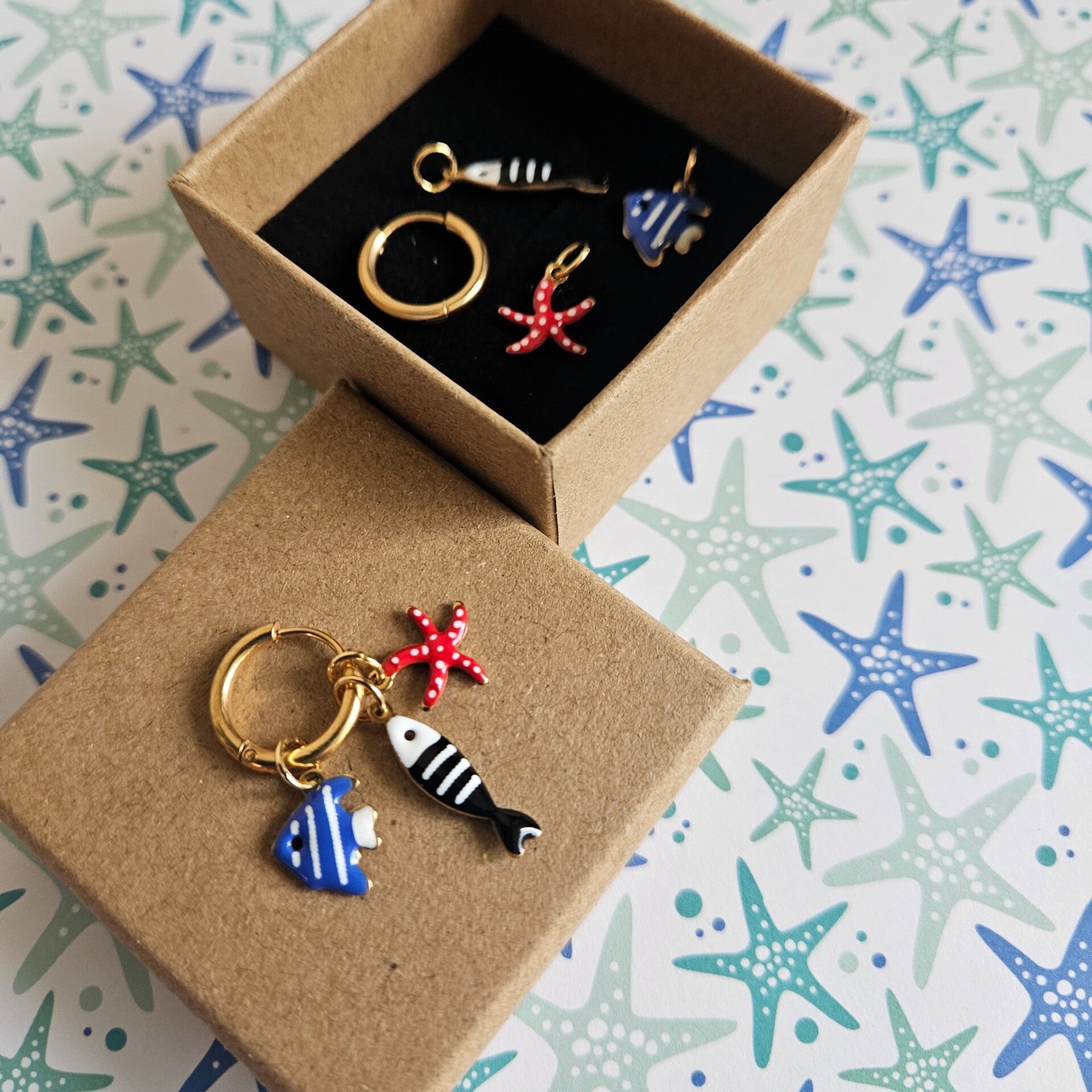 geschenkbox mix&match (C&J) - oorringen met 3 paar emaillen bedeltjes - SEA editie (zwart-blauw-rood) (emaille-goud)