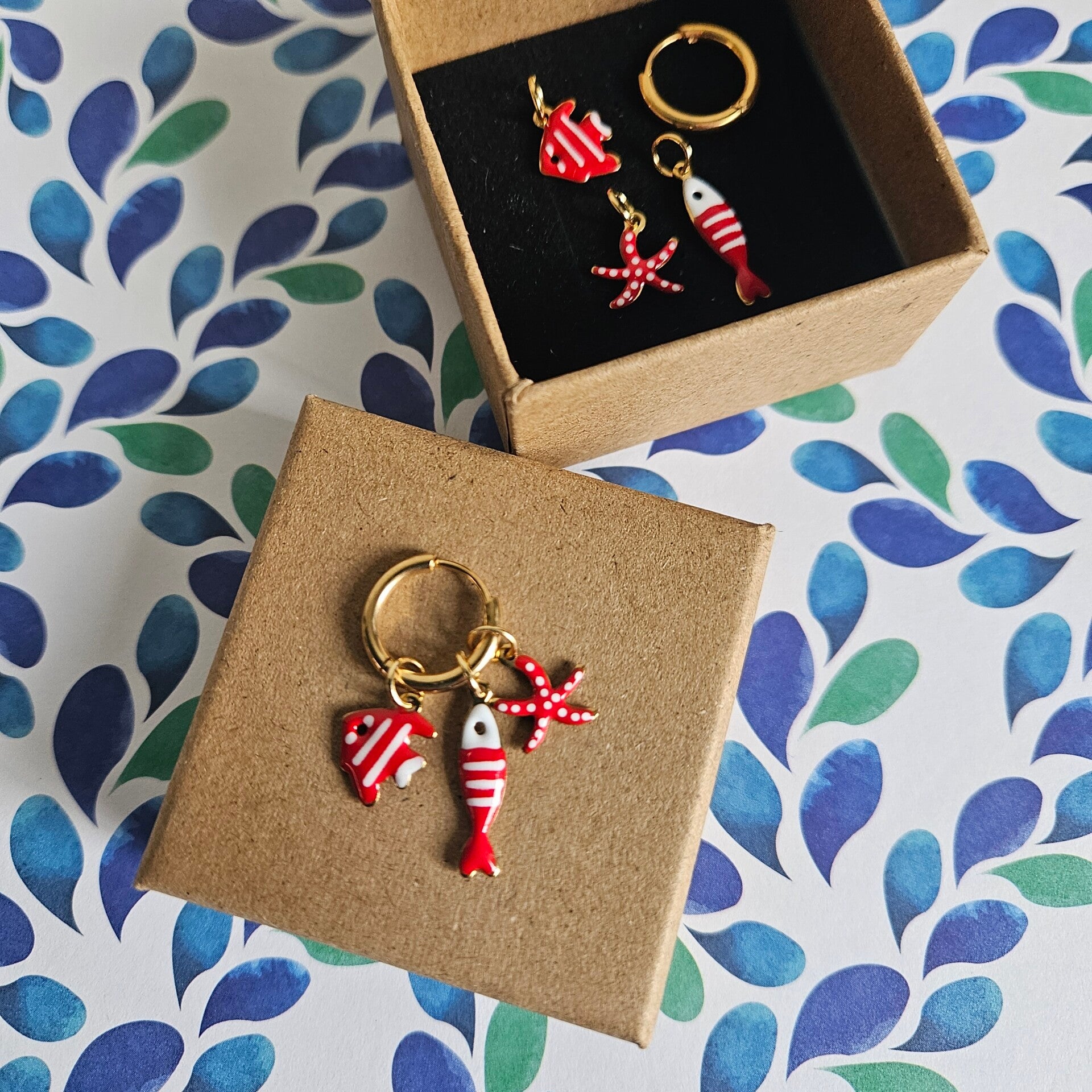 geschenkbox mix&match (C&J) - oorringen met 3 paar emaillen bedeltjes - SEA editie (3x rood) (emaille-goud)