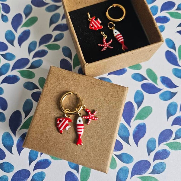 geschenkbox mix&match (C&J) - oorringen met 3 paar emaillen bedeltjes - SEA editie (3x rood) (emaille-goud)