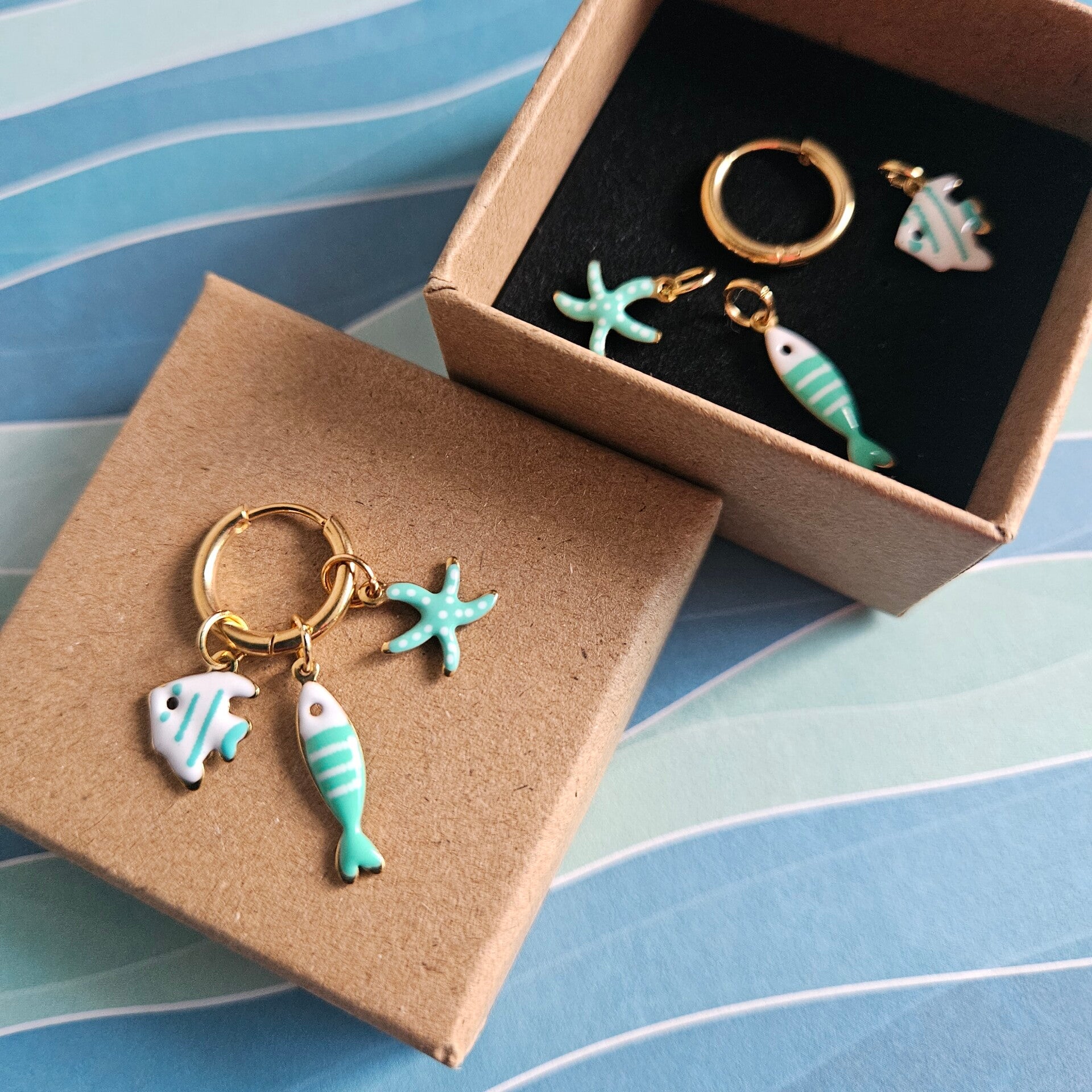 geschenkbox mix&match (C&J) - oorringen met 3 paar emaillen bedeltjes - SEA editie (3x muntgroen) (emaille-goud)