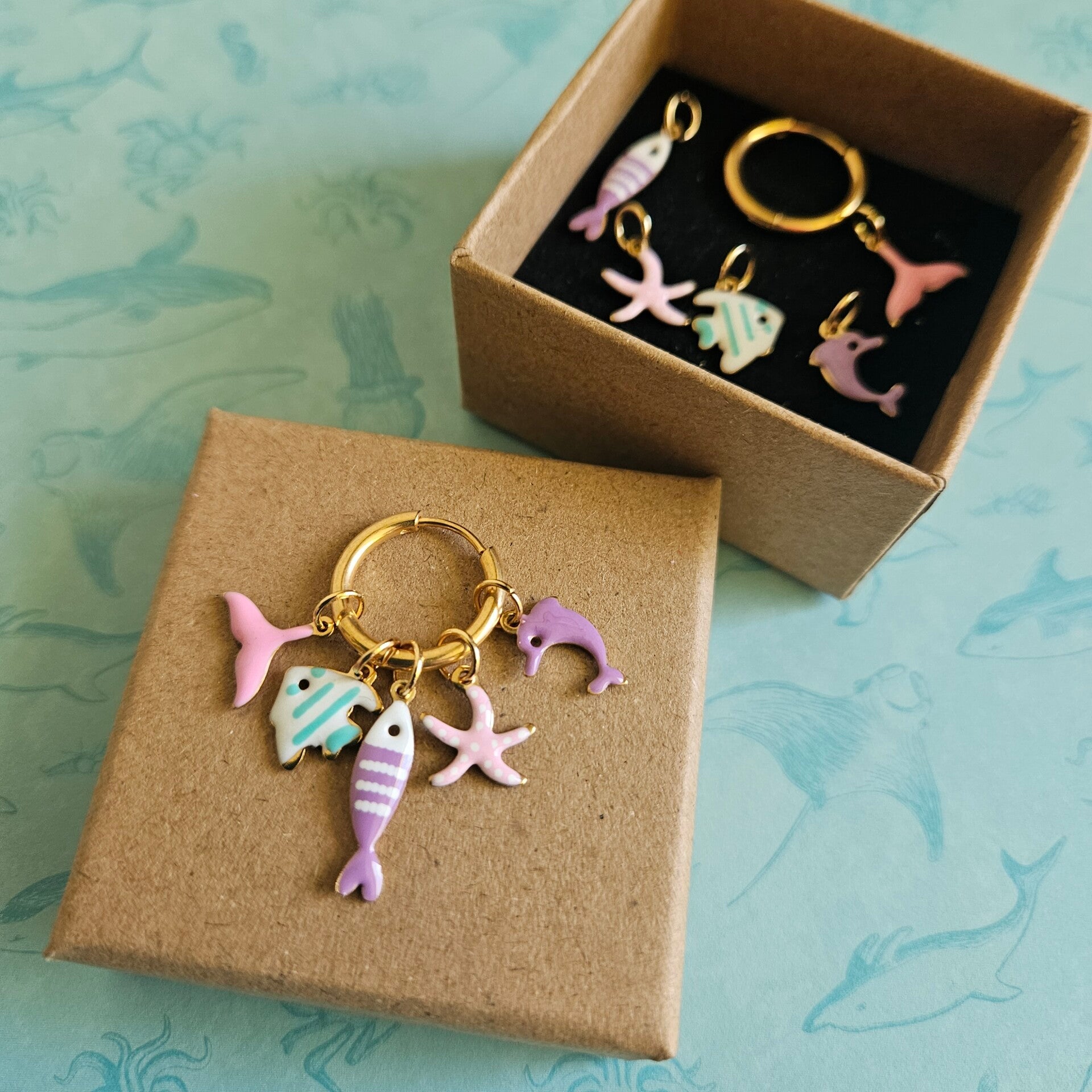geschenkbox mix&match (C&J) - oorringen met 5 paar emaillen bedeltjes - SEA uitgebreide editie (pastel) (emaille-goud)