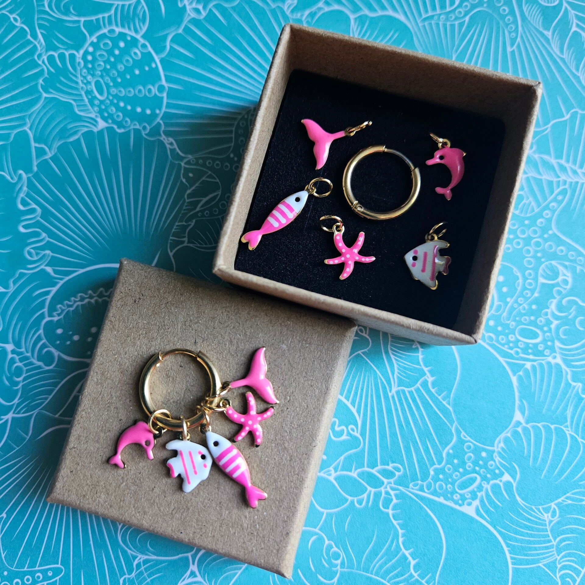 geschenkbox mix&match (C&J) - oorringen met 5 paar emaillen bedeltjes - SEA uitgebreide editie (5xroos) (emaille-goud)