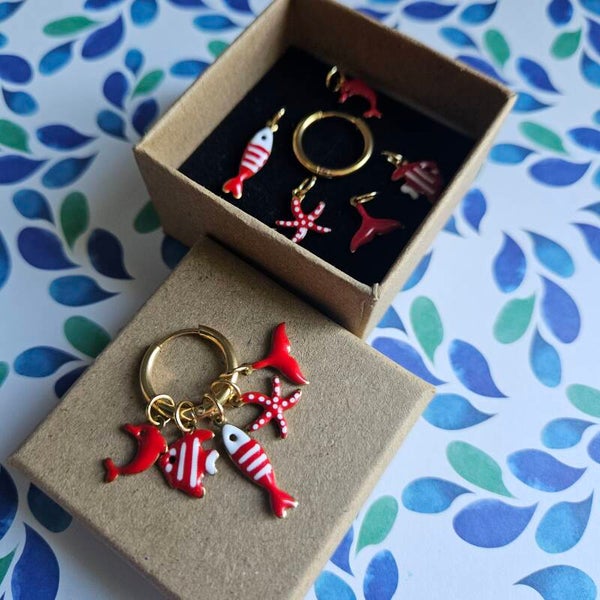geschenkbox mix&match (C&J) - oorringen met 5 paar emaillen bedeltjes - SEA uitgebreide editie (5x rood) (emaille-goud)