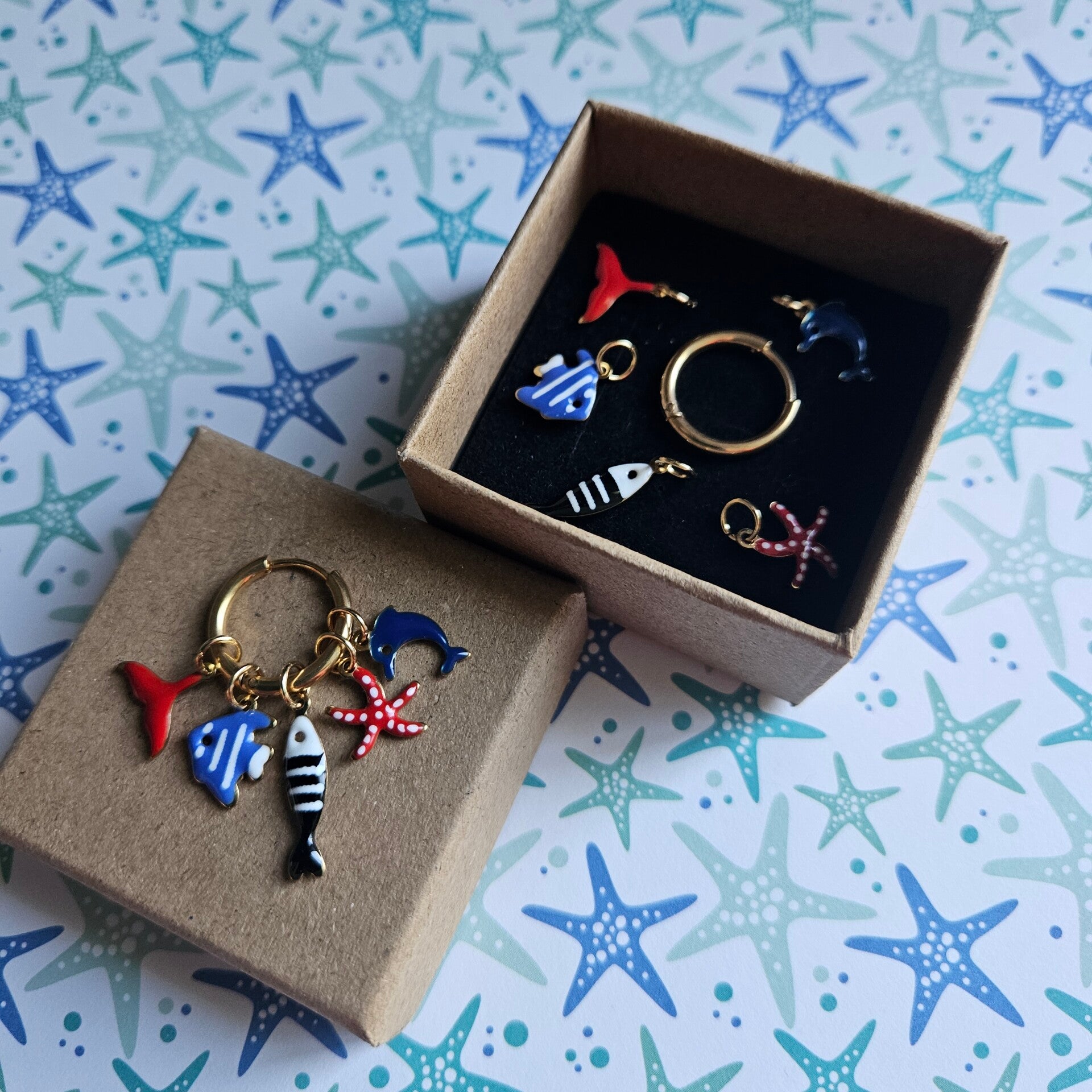 geschenkbox mix&match (C&J) - oorringen met 5 paar emaillen bedeltjes - SEA uitgebreide editie (zwart-blauw-rood) (emaille-goud)