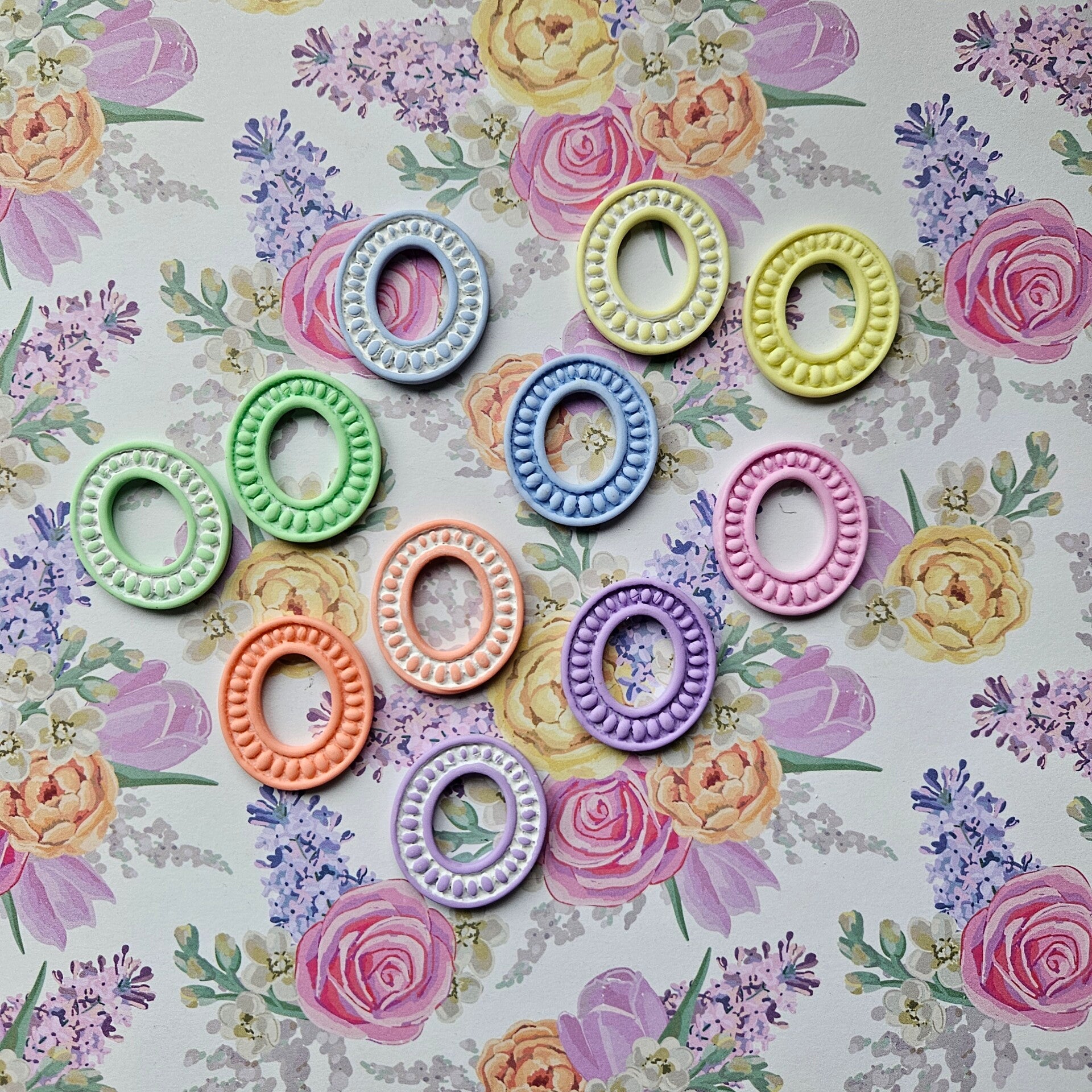 Clay&combo Colette: PMK bedel ovalen donut versie B Odilia getextureerd (Rio Lagartos-2) 2 afwerkingen- per stuk