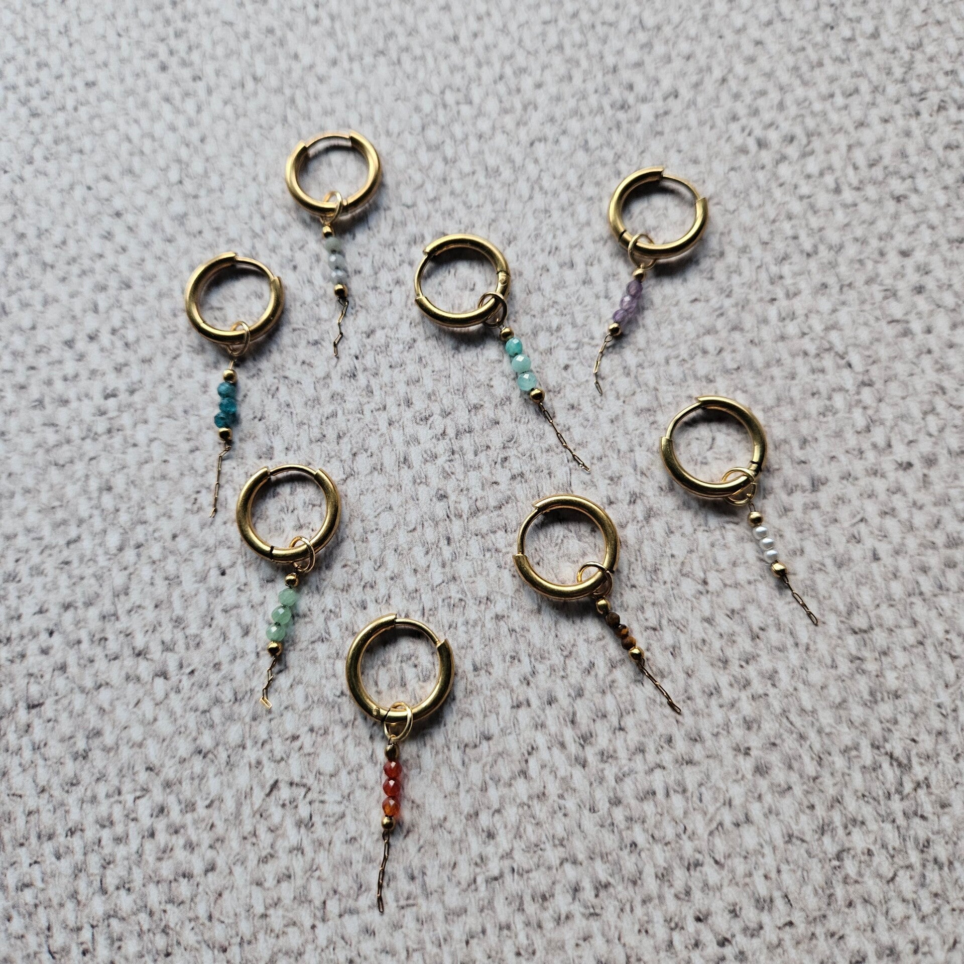 Mix&match 3 mini facetgeslepen edelsteenbolletjes met kort flinterdun sliertje (goudkleurig RVS)- per stuk (excl. oorring)