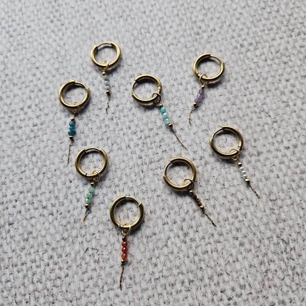 Mix&match 3 mini facetgeslepen edelsteenbolletjes met kort flinterdun sliertje (goudkleurig RVS)- per stuk (excl. oorring)