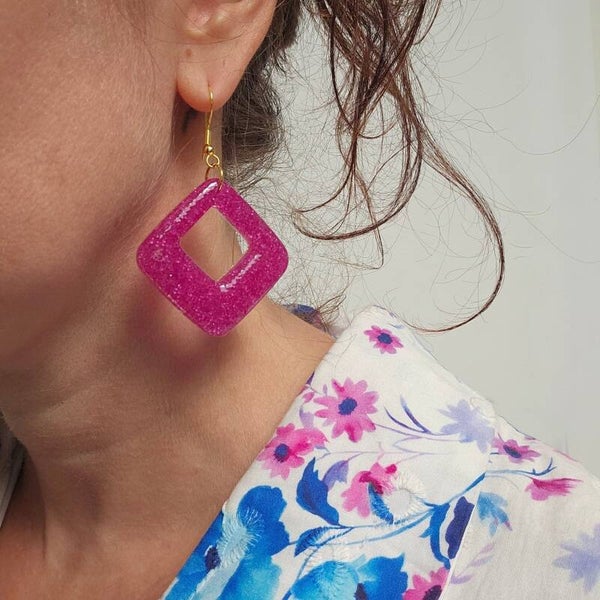 oorhangers M dikke vierkante donut reslin met glassbeads, oorhaakje lood- en nikkelvrij