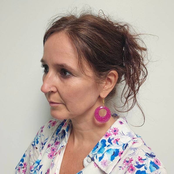oorhangers M ronde donut reslin met glassbeads, oorhaakje lood- en nikkelvrij