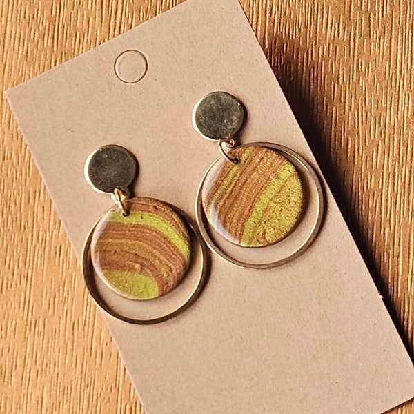 korte oorhangers met rond schijfje en ring (PMK UBUD-Earthy swirl) (rvs)