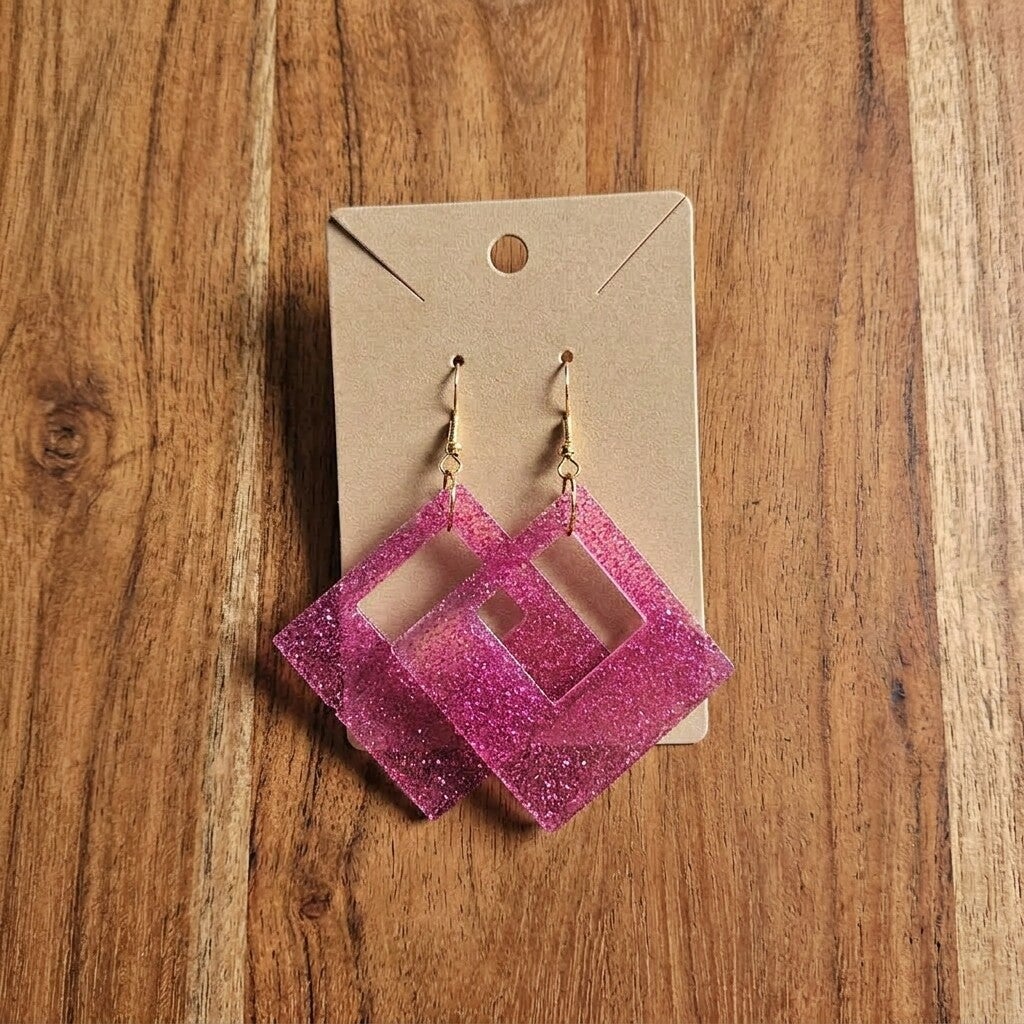 oorhangers L dunne vierkante donut reslin met glassbeads, oorhaakje lood- en nikkelvrij