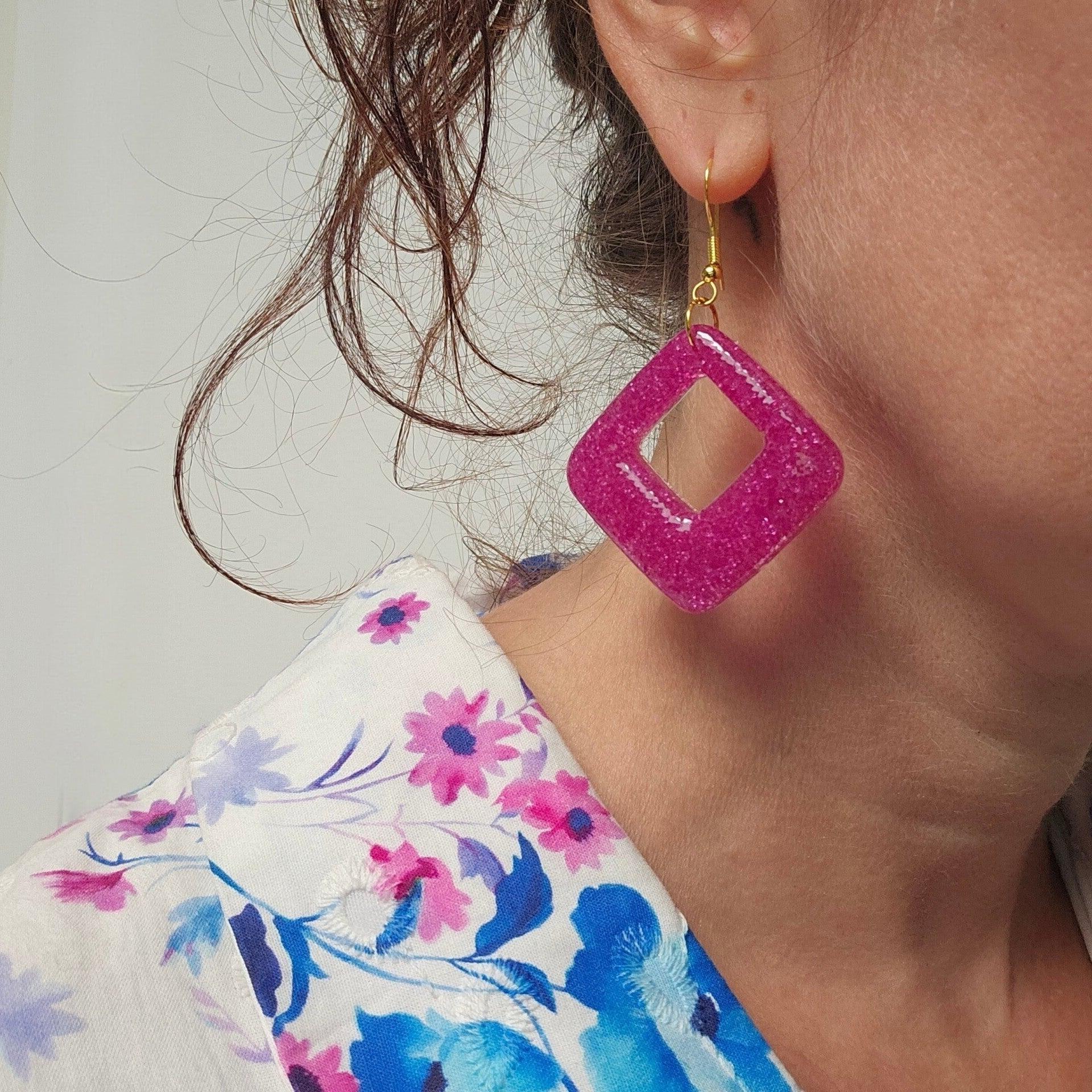 oorhangers M dikke vierkante donut reslin met glassbeads, oorhaakje lood- en nikkelvrij