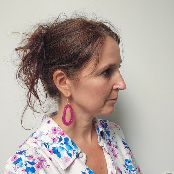oorhangers L open ovaal reslin met glassbeads, oorhaakje lood- en nikkelvrij