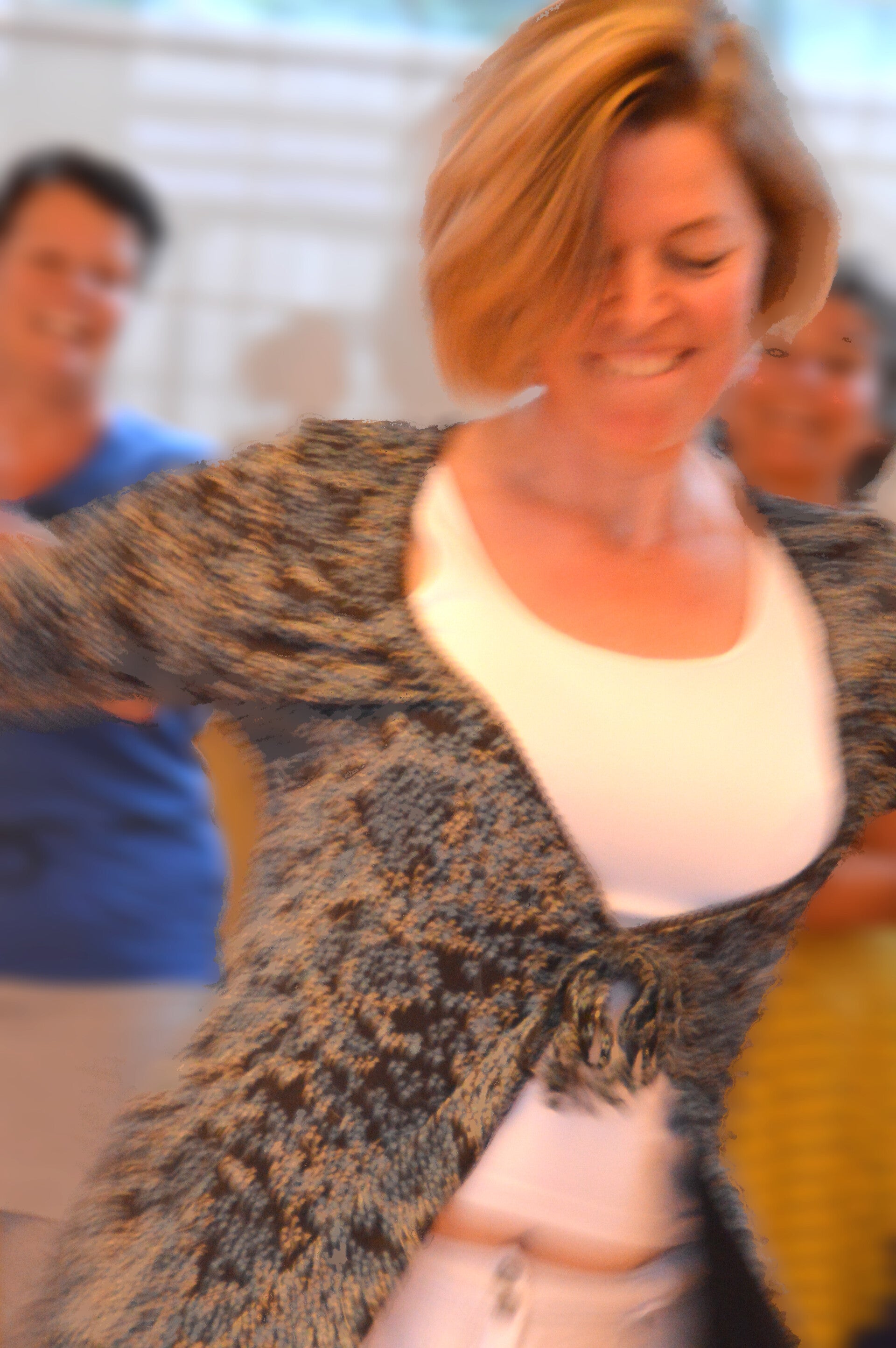 Vrouw danst zich vrij tijdens Biodanza workshop bij DanzOase op vrijdag in 't Gymhuys in Santpoort-Zuid.