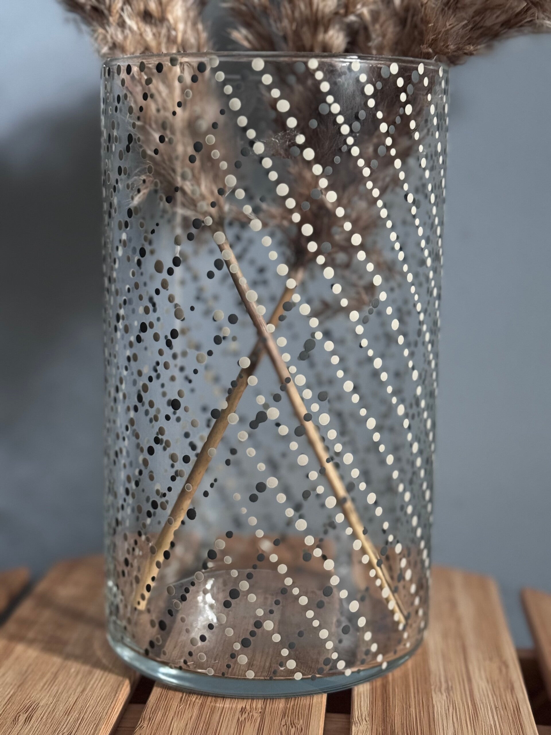 Glaspoesie - Dot work at its best