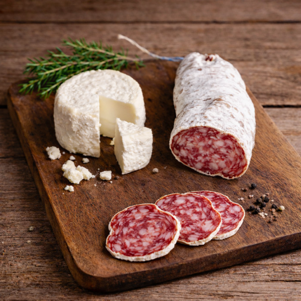Saucisson sec au fromage de chèvre artisanal (France)