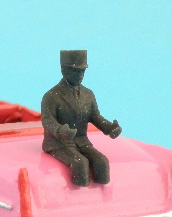 Resto personnage a peindre  conducteur avec képi (militaire, police, Gendarmerie) pour vos Dinky , Norev , Cij Jrd Minialuxe