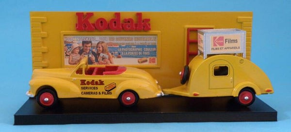 Coffret AutomicToys  Peugeot 203 cabriolet avec sa caravane Kodak