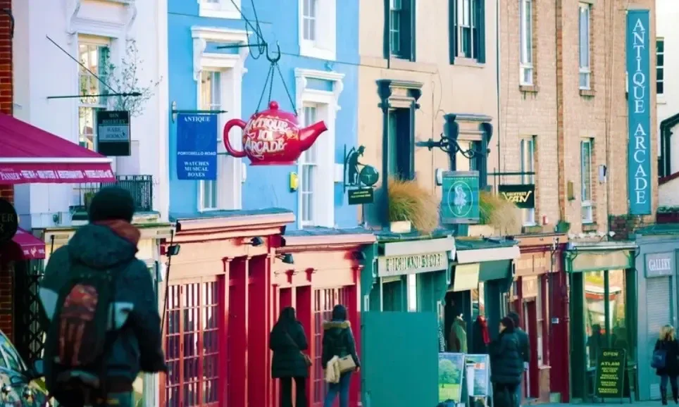 Flossies Fine Foods wholesale Class 1 fruit and vegetables for London cafes and restaurants, including seasonal berries, tomatoes and greens.