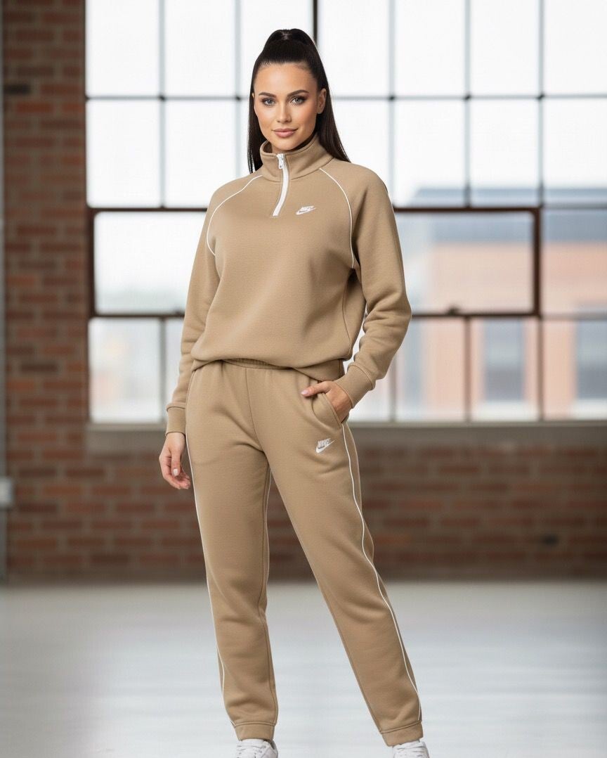 Conjunto de Panst hecho de Felpa