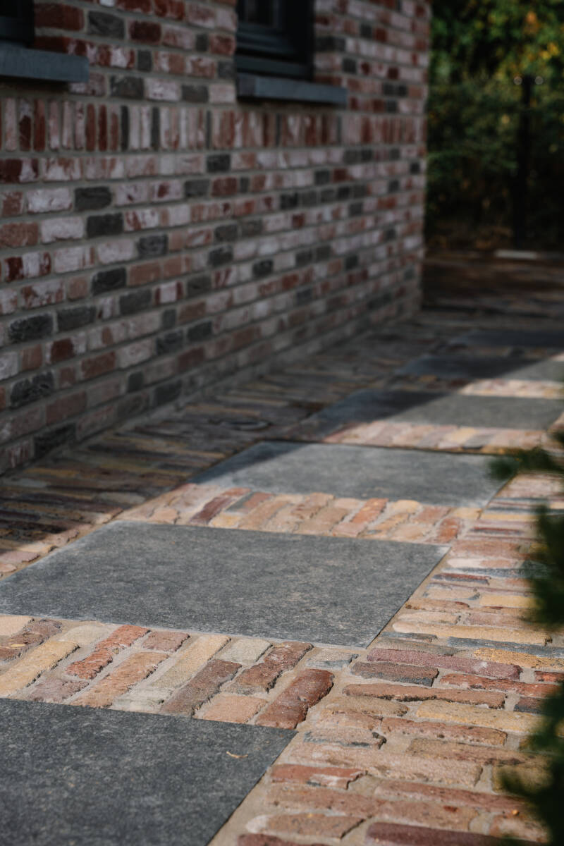 Bestrating voetpad gereinigd en ingevoegd