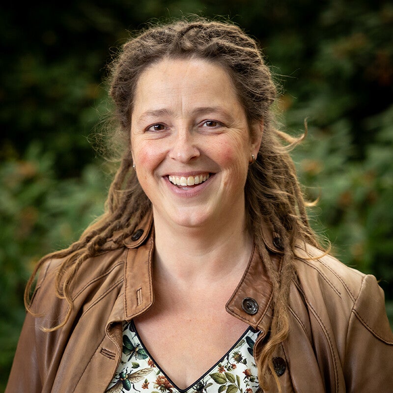 palliatief doula inge zit in Friesland aan de tafel van een jonge ongeneeslijk zieke moeder