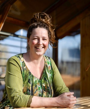 Portret van Inge Vervoorn, palliatief doula in Friesland, gespecialiseerd in begeleiding van gezinnen met een ouder in de laatste levensfase.
