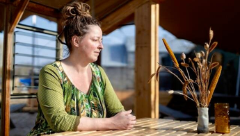Inge Vervoorn, palliatief doula, denkt mee aan de keukentafel over vragen en keuzes in de laatste levensfase. Praktische en persoonlijke begeleiding.