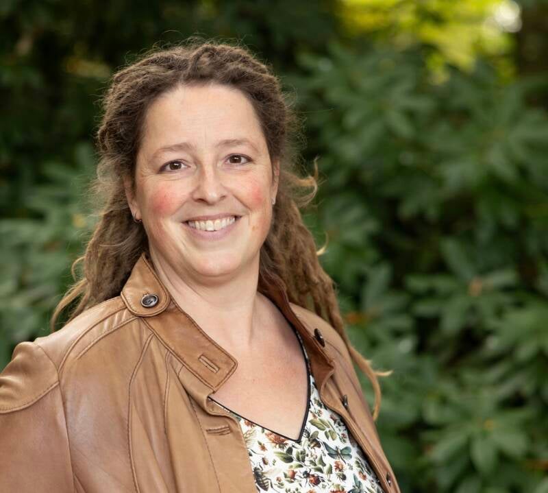 Portret van Inge Vervoorn, palliatief doula in Friesland, gespecialiseerd in begeleiding van gezinnen met een ouder in de laatste levensfase.