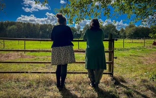 Rouwverwerking in Leeuwarden en Friesland – steun voor wie een partner verloren heeft, begeleiding in de natuur.