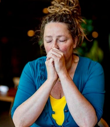 Voormalig huisarts Inge luistert naar de man van een ernstig zieke vrouw