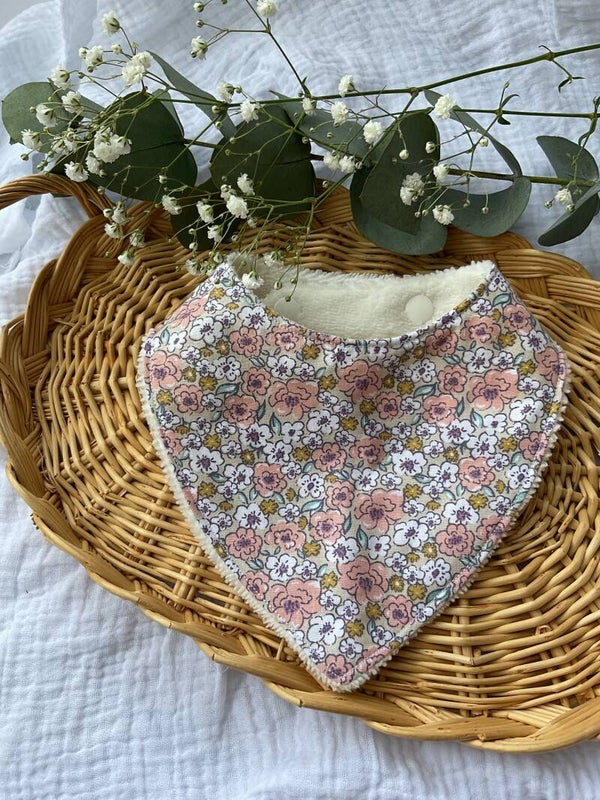 Bavoir bandana  fleurs roses et bleues