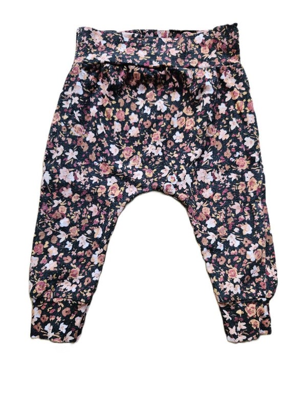 Bymino Zwart broekje met bloemenprint