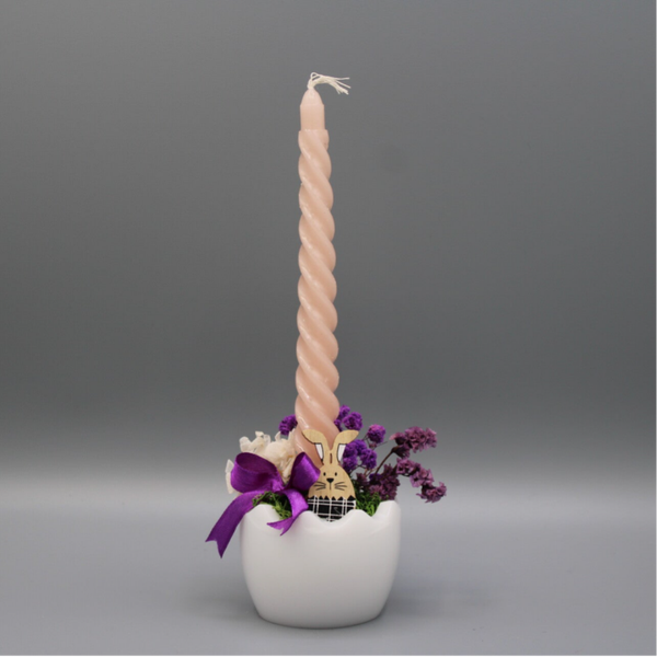 Eierschale mit Kerze