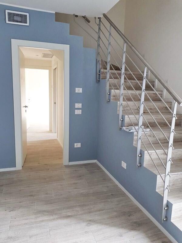 Ristrutturazione casa a Bologna con Edil Valenza, posa pavimenti, tinteggiatura colorata, compreso tutti i materiali occorrenti.