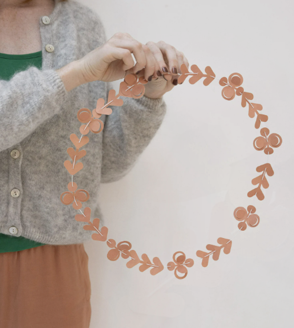 Papieren decoratie voor slinger of krans FOLK