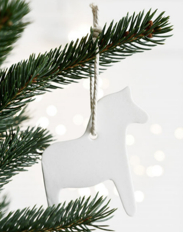 Kerstdecoratie in witte klei